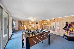 Fitness centrum a/nebo fitness zařízení v ubytování Relax and Play 3BR Retreat w Sunroom