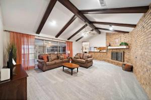 Posezení v ubytování Relax and Play 3BR Retreat w Sunroom