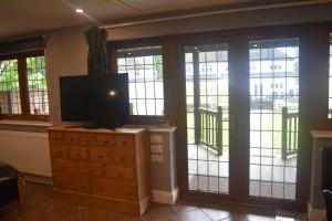 TV a/nebo společenská místnost v ubytování Spacious Garden Studio