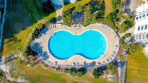 Bazén v ubytování Beach Colony Resort East 11A nebo v jeho okolí
