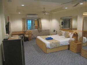 TV/trung tâm giải trí tại Borussia Park Guesthouse & Restaurant