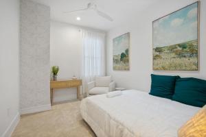 une chambre blanche avec un lit et une chaise dans l'établissement Boho Bliss Bloomingdale plus Parking, à Washington