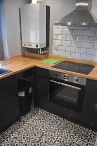 Kuchyň nebo kuchyňský kout v ubytování Spacious Garden Studio