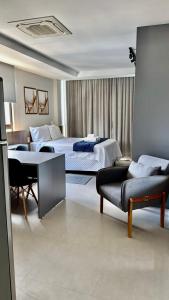 ein Hotelzimmer mit zwei Betten und einer Couch in der Unterkunft Rooftop 1102 in Recife