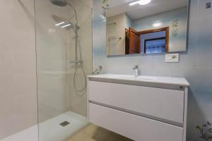 Ένα μπάνιο στο Villa Lucas - Magnificent Sea Views +27 φωτογραφίες