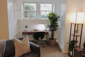 een woonkamer met een bank en een bureau met een computer bij Capitol Hill & Penn - Steps from Eastern Market in Washington
