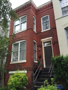 een rood bakstenen huis met een zwarte deur bij Capitol Hill & Penn - Steps from Eastern Market in Washington