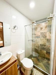 a bathroom with a toilet and a shower and a sink at 601S Penthouse moderno con Parqueo Incluido in Ibagué