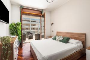 a bedroom with a bed and a large window at Giramondo LuxeFierairport in Fiumicino