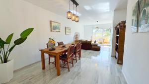 a dining room with a wooden table and chairs at Apartamento en zona Cabopino in Marbella