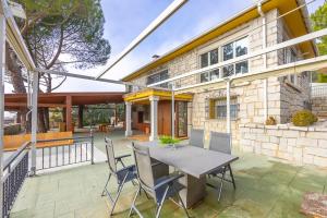 Venturada- venturural -的房屋前设有带桌椅的天井。