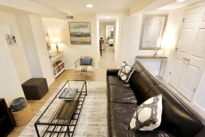 a living room with a black leather couch at NEW Classy Dupont-Logan Apt Parking in Washington, D.C. +16 photos