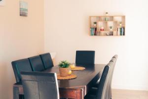 Posezení v ubytování Villa au calme avec piscine, grand jardin et studio indépendant