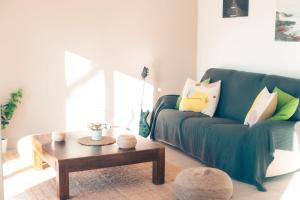 Posezení v ubytování Villa au calme avec piscine, grand jardin et studio indépendant