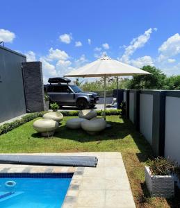 Bazén v ubytování Jetsetters Guest House nebo v jeho okolí