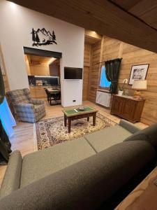 un soggiorno con un divano e un tavolo di Appartamento Chalet - TMB e EBike a Courmayeur