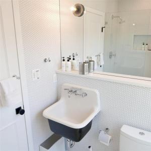 Koupelna v ubytování The Chic Carriage house in Shaw Sleeps 2 + 7 fotografií