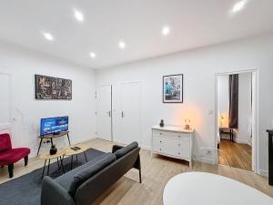 een woonkamer met een bank en een bureau met een computer bij My Home Saint Jérome 2 in Lyon