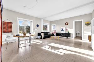 a living room with a table and a couch at Classic Super central - Balcony - 6 pers in Oslo