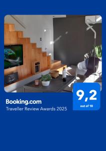 a living room with a tv and a table at LOFT MIC in Chacras de Coria