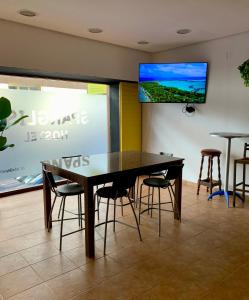 TV a/nebo společenská místnost v ubytování Spanglish Hostel Benidorm