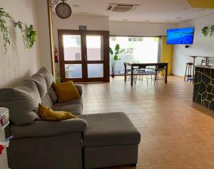 TV a/nebo společenská místnost v ubytování Spanglish Hostel Benidorm