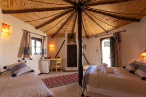 Postel nebo postele na pokoji v ubytování Ksar Sania - Merzouga + 37 fotografií
