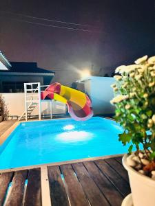 uno scivolo d'acqua in una piscina di Victoria Poolvilla Pattaya by Chon a Nong Prue