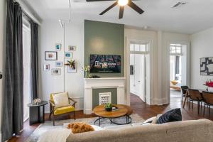 Una sala de estar con un sofá y una chimenea. en Jazz Haven Spacious 3BR Condo, en Nueva Orleans 16 fotos más
