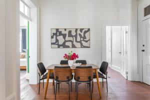 Un comedor con mesa y sillas en Jazz Haven Spacious 3BR Condo, en Nueva Orleans