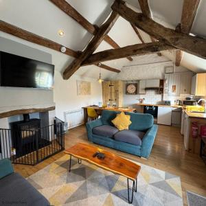 Ruang duduk di Cowshed Cottage with Log Burner & Shared Dog Field