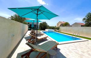Πισίνα στο ή κοντά στο 4 Bedroom Pet Friendly Home In Rupalj