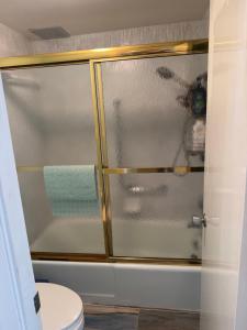 サラソタにあるWater Front Condo - Lido Beachのバスルーム(シャワー、トイレ付) +18枚の写真