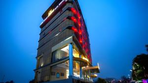 un edificio con luces rojas en el lateral. en Lace boutique hotel, en Johor Bahru