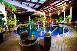 una gran piscina en un edificio con un complejo turístico en Lace boutique hotel, en Johor Bahru