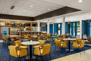 a restaurant with tables and chairs and a bar at Courtyard by Marriott Atlanta Northlake in Atlanta