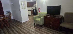 Kuchyň nebo kuchyňský kout v ubytování Red Carpet Inn Pulaski