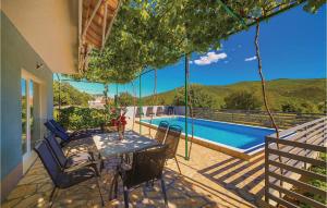 Πισίνα στο ή κοντά στο Holiday Home In Primorki Dolac