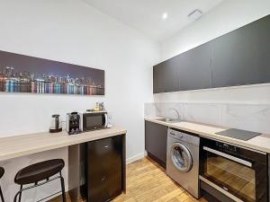 een keuken met een wasmachine en een magnetron bij My Home Saint Jérôme 1 in Lyon +4 foto's