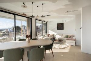 比利亚霍约萨Pure Sea Apartments Villajoyosa的带桌椅的客厅