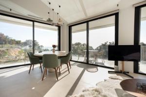 Pure Sea Apartments Villajoyosa的电视和/或娱乐中心