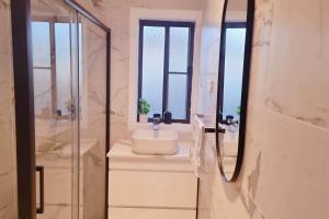 Ένα μπάνιο στο Spacious House - Sleeps 8