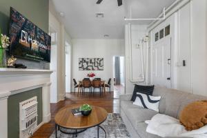 una sala de estar con un sofá y una mesa en Jazz Haven Spacious 3BR Condo, en Nueva Orleans