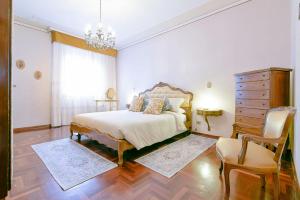 En eller flere senge i et værelse på QUEEN HOME Gabrielle