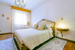 En eller flere senge i et værelse på QUEEN HOME Gabrielle