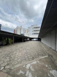 an empty parking lot in front of a building at Colle Tourist Hotel Standard Sem Elevador in Criciúma