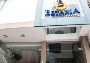 a bannana hotel sign on the side of a building at Betania Hotel in Santa Marta