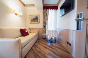 TV a/nebo společenská místnost v ubytování Hotel Alle Alpi