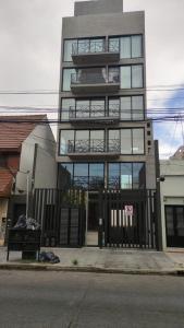 een hoog gebouw met veel ramen bij Hermoso Monoambiente lanusita in Lanús
