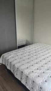 een groot bed in een slaapkamer met een matras bij Hermoso Monoambiente lanusita in Lanús